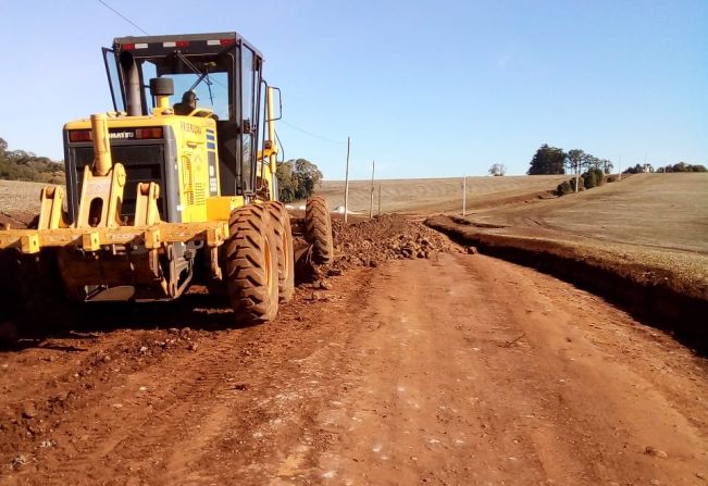 Secretaria de Obras realiza melhorias nas estradas do interior de Pejuçara