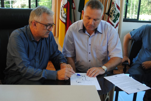 Assinado o contrato para realização de 18 quadras de asfalto em Pejuçara