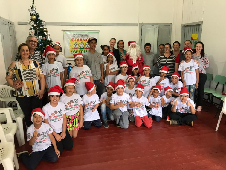 Integrantes do SCFV Criança Esperança recebem presentes de Natal