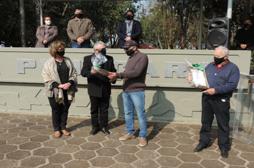 Foto - Ato de abertura da Semana da Pátria homenageia pracinhas e Grupo Girassol