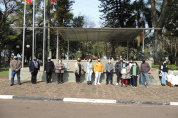 Foto - Ato de abertura da Semana da Pátria homenageia pracinhas e Grupo Girassol