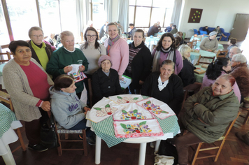 Foto - CRAS reúne idosos aniversariantes do 1º semestre para comemorar
