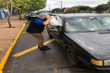 Foto - “Drive-Tru” da saudade marca 7ª etapa de entrega de material didático da Escola Municipal