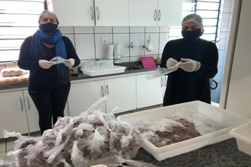 Foto - “Drive-Tru” da saudade marca 7ª etapa de entrega de material didático da Escola Municipal