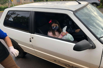 Foto - “Drive-Tru” da saudade marca 7ª etapa de entrega de material didático da Escola Municipal