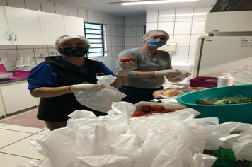 Foto - “Drive-Tru” da saudade marca 7ª etapa de entrega de material didático da Escola Municipal