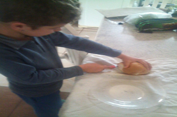 Foto - “Drive-Tru” da saudade marca 7ª etapa de entrega de material didático da Escola Municipal