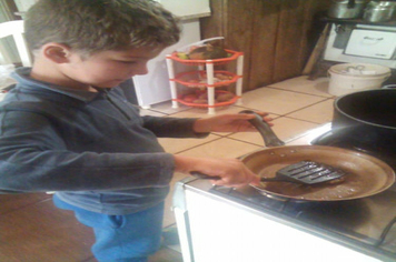 Foto - “Drive-Tru” da saudade marca 7ª etapa de entrega de material didático da Escola Municipal