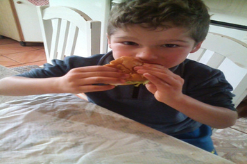 Foto - “Drive-Tru” da saudade marca 7ª etapa de entrega de material didático da Escola Municipal