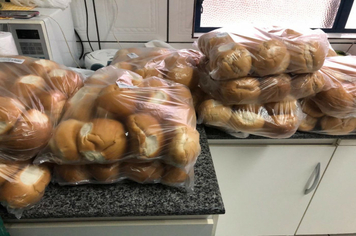 Foto - “Drive-Tru” da saudade marca 7ª etapa de entrega de material didático da Escola Municipal