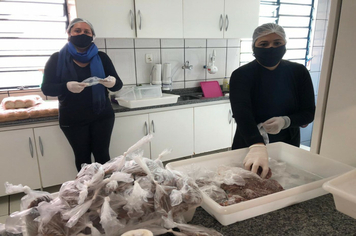 Foto - “Drive-Tru” da saudade marca 7ª etapa de entrega de material didático da Escola Municipal