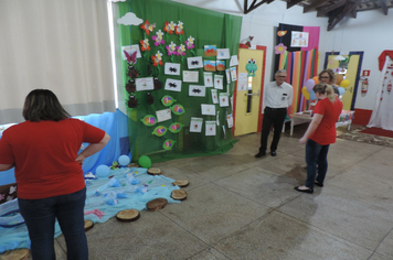Foto - Emei realiza 1ª Feira de pequenos artistas e grandes cientistas