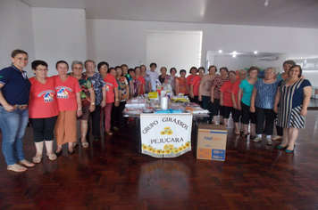 Foto - Grupo Girassol da Terceira Idade faz doações ao Hospital