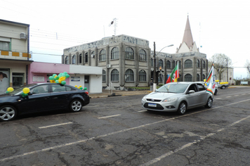 Foto - Homenagem a Pátria em Drive Thru Cívica tem boa participação
