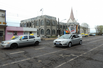 Foto - Homenagem a Pátria em Drive Thru Cívica tem boa participação