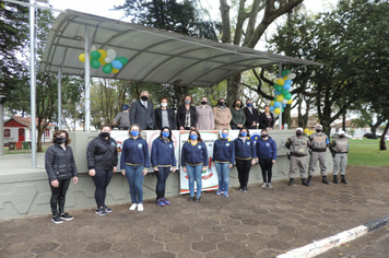 Foto - Homenagem a Pátria em Drive Thru Cívica tem boa participação