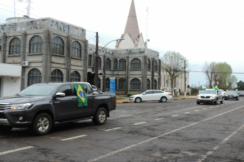 Foto - Homenagem a Pátria em Drive Thru Cívica tem boa participação
