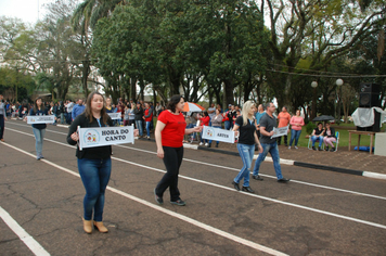 Foto - Instabilidade climática deixa ainda mais belo desfile da Pátria em Pejuçara