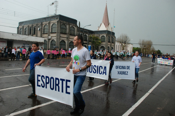 Foto - Instabilidade climática deixa ainda mais belo desfile da Pátria em Pejuçara