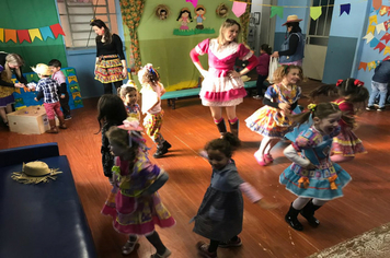 Foto - Muita festança no arraiá da EMEI Maria Schuster
