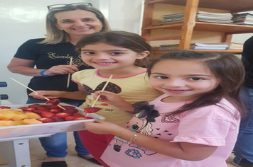 Foto - SMS entrega kits para alunos das escolas com orientações sobre alimentação saudável