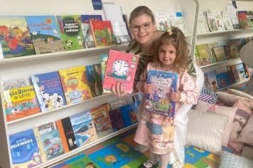 Prefeita visita a Biblioteca Machado de Assis e acompanha o acervo literário