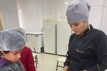 Crianças do Serviço de Convivência e Fortalecimento de Vínculos “Criança Esperança” participam de oficina de culinária