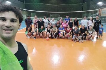 Cidade Ativa: Aulas de vôlei iniciam com aproximadamente quarenta participantes