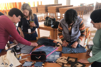 Grupo do NAAB realiza oficina com reaproveitamento de jeans