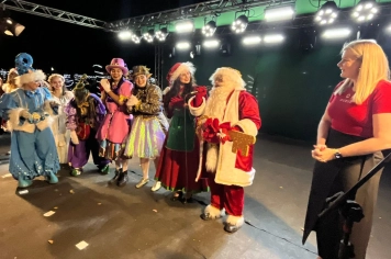 Chegada do Papai Noel marca a segunda Noite do Natal Encantado