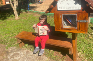“Biblioteca a Céu Aberto” oferece livros para todas as idades na Praça Visconde de Rio Branco