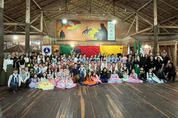 Escola Municipal Pejuçara homenageia a tradição gaúcha no CTG Pealo da Amizade