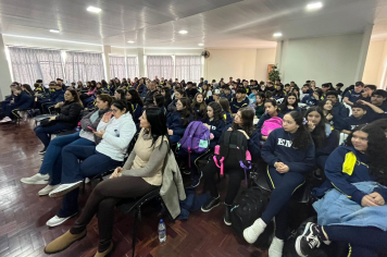 Palestra inspira alunos da EMP a persistirem nos estudos e perseguirem seus objetivos