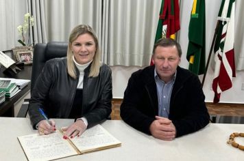 Prefeita Flaviana transmite cargo ao Vice-prefeito João Luiz