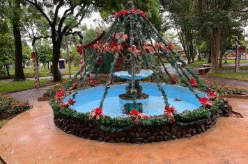 Praça Visconde de Rio Branco começa a receber decoração de Natal