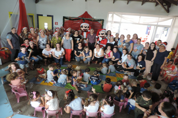 Criançada se diverte com Mickey e Minnie na EMEI