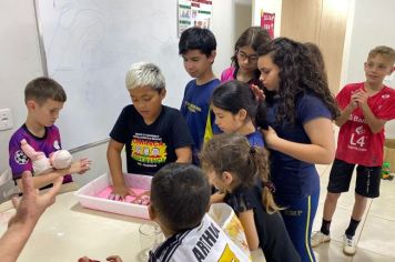 Produção de areia movediça pelo Grupo do Criança Esperança do CRAS Viver Melhor