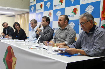 PREFEITO EDUARDO PARTICIPA DE SEMINÁRIO NA FAMURS