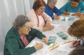 Idosos do Grupo Conviver do CRAS Viver Melhor realizam atividade de estímulo à memória