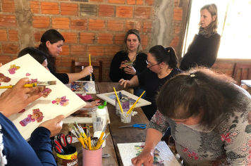 Grupo do NAAB realiza atividade de decoupage e massa corrida em Passo do Inglês 