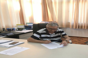 Prefeito assina termo para repactuação de consignados dos servidores municipais