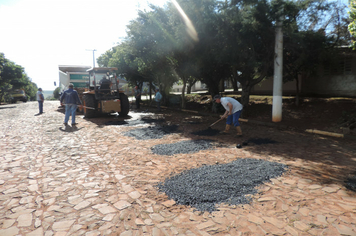 Administração faz operação tapa buracos em rua de acesso ao Parque de Exposições. 