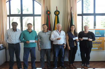  Pejuçarenses recebem cheques do programa Nota Fiscal Gaúcha