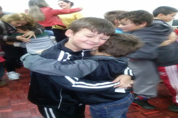 DIA DO AMIGO FOI COMEMORADO COM MÚSICA EM TODOS OS SETORES