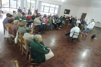 Idosos recebem caderneta de saúde em encontro realizado no CMI
