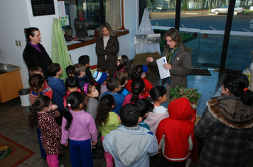 ALUNOS VISITAM EXPOSIÇÃO SOBRE A ECONOMIA DO MUNICÍPIO