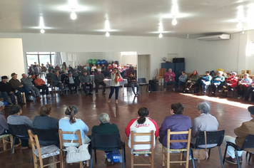 Atividade promove interação e troca de experiências entre idosos atendidos no CRAS