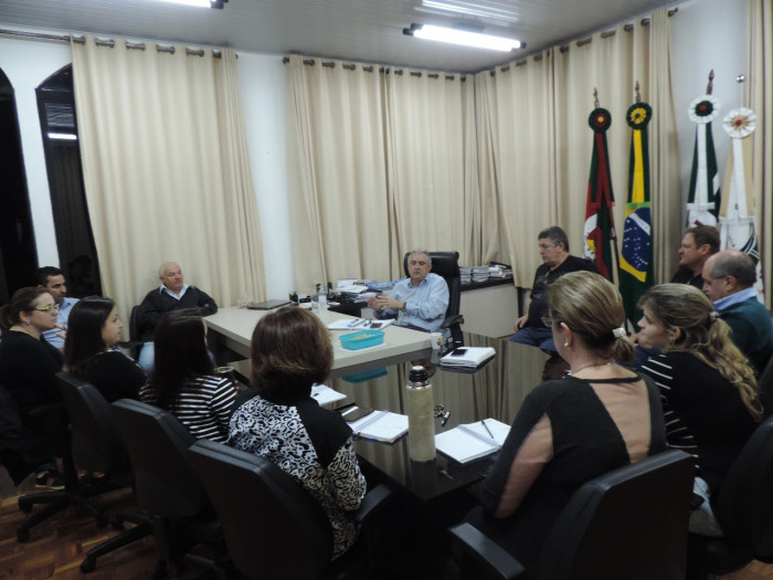 Reunião define por suspensão parcial de serviços em Pejuçara 