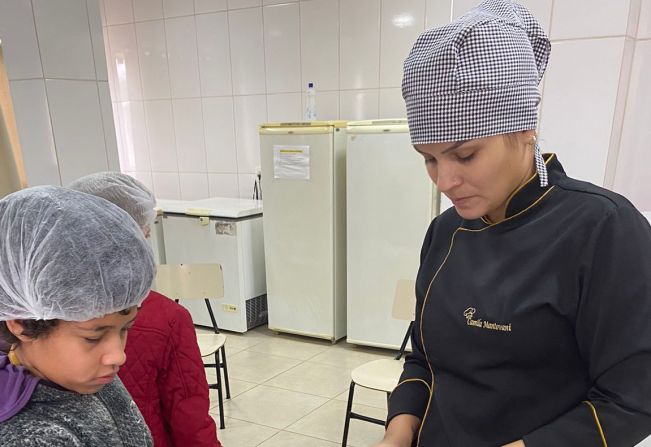 Crianças do Serviço de Convivência e Fortalecimento de Vínculos “Criança Esperança” participam de oficina de culinária