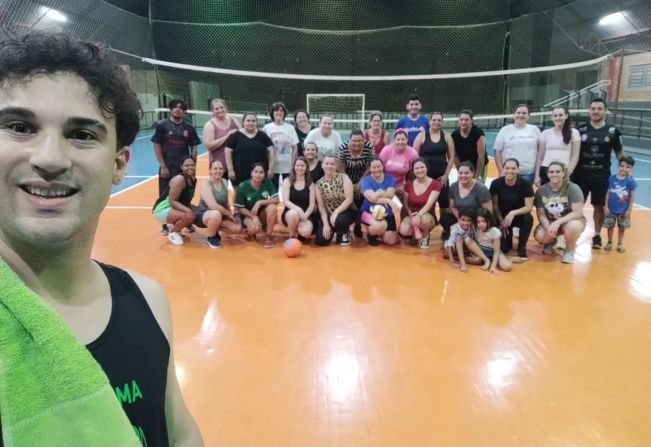 Cidade Ativa: Aulas de vôlei iniciam com aproximadamente quarenta participantes